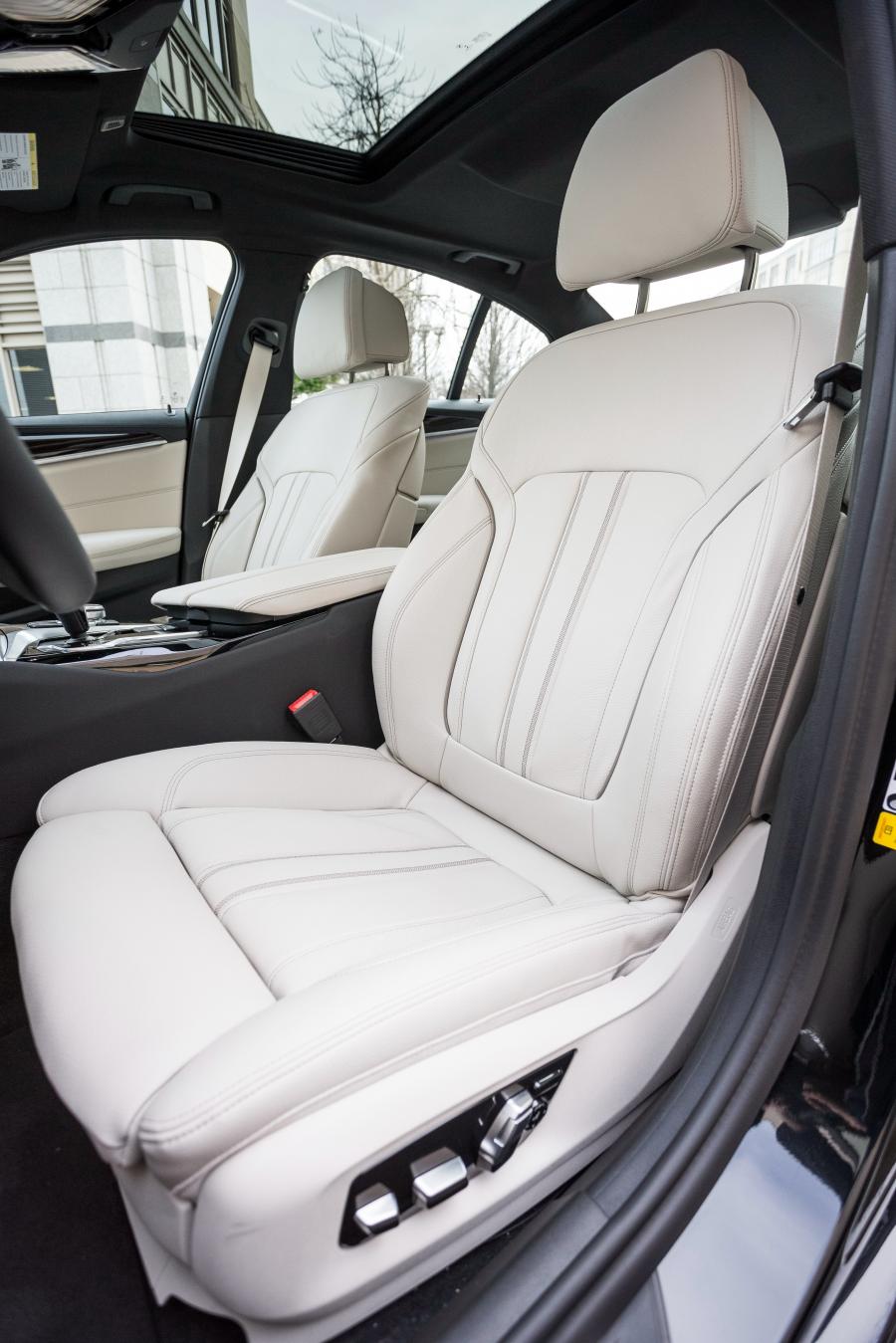 Интерьер BMW 530i Sedan Sport Line 2017 года  (NA) (фото 6 из 10)